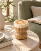 Floraler Glasbecher 260 ml mit Kaffee in einer gemütlichen Leseecke – KI-generierte Lifestyle-Szene