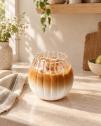 Geriffelter Glasbecher 400 ml mit Iced Coffee in einer hellen Küche – KI-generierte Lifestyle-Szene
