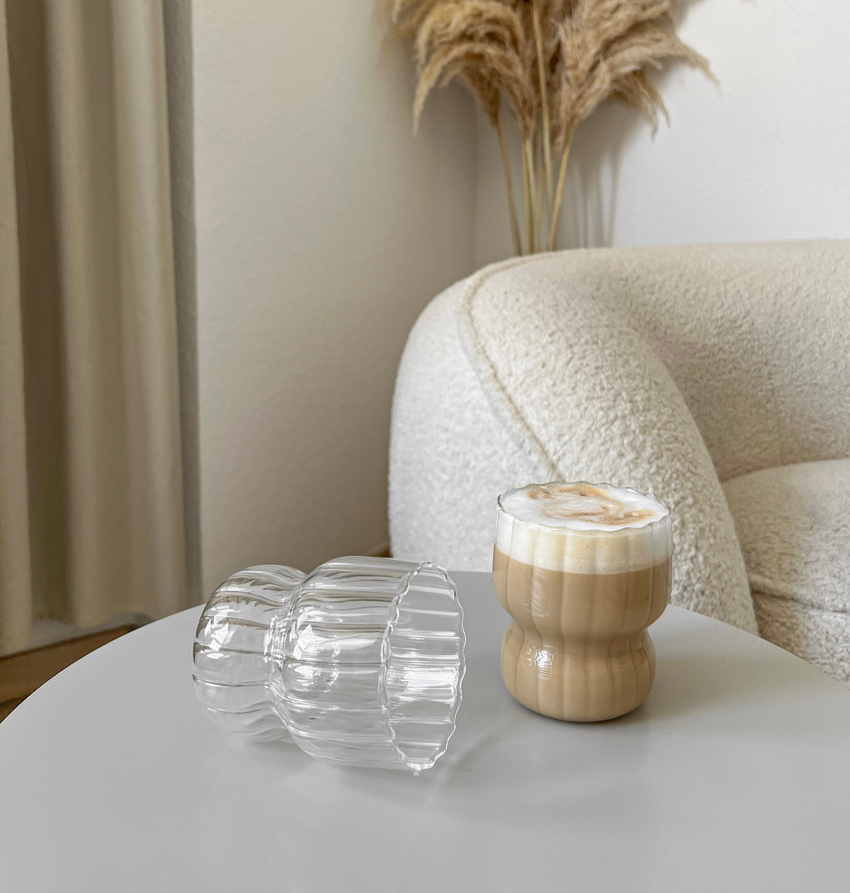 Floraler Glasbecher 260 ml im warmen Wohnambiente