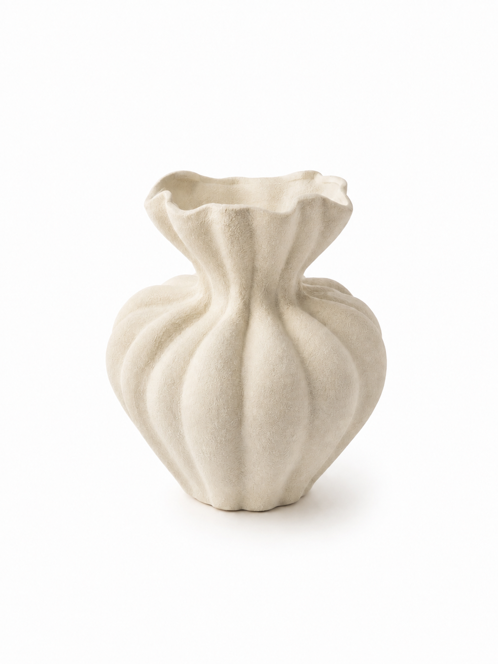 Skulpturale Keramikvase auf weißem Hintergrund