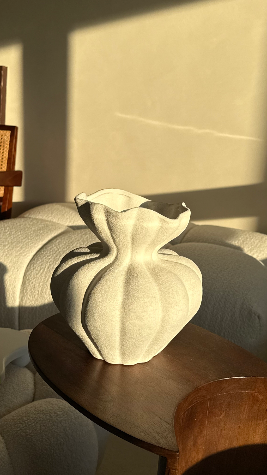 Skulpturale Keramikvase im warmen Sonnenlicht